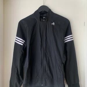 Adidas running soft Shell  - adidas jacka. Ett litet fack på baksidan. Tror det är storlek L men känns perfekt för /S/M (kanske meningen att sitta väldigt tight) 