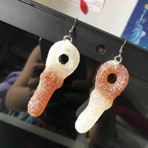 godisörhängen - handgjorda godisörhängen i form av nappar!  OBS ät dom inte. jag möta gärna upp i stockholm, annars står köparen för frakt!