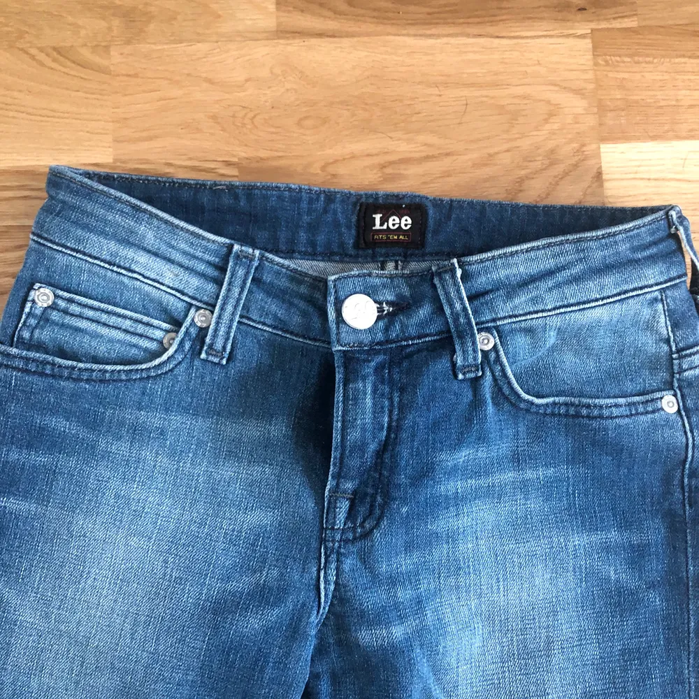 Snygga vintage jeans från Lee! Frakt 79kr. Står tyvärr inte vilken storlek, men passar mig utmärkt som är storlek 34:) Endast Swish!. Jeans & Byxor.