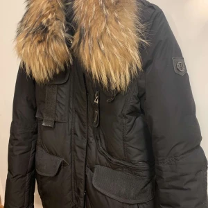 Hollies jacka  - En fin hollies jacka med pälskrage och inte luva. Det är äkta päls och den modellen är mellan lång.