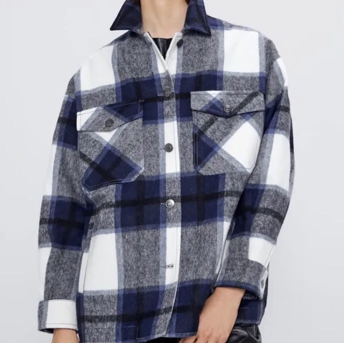 En skjortjacka från Zara som jag säljer då den knappt används. Perfekt oversized jacka för sommaren🥰. Säljer för 350 men vid snabbt svar så går jag med på 300 Frakt betalas av köparen, alternativt kan vi mötas upp i näsbypark💕 swish nr: 0702141195 (Lisa). Jackor.