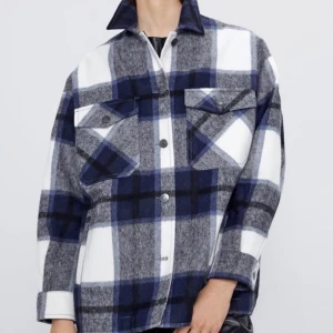 Rutig jacka från Zara - En skjortjacka från Zara som jag säljer då den knappt används. Perfekt oversized jacka för sommaren🥰. Säljer för 350 men vid snabbt svar så går jag med på 300 Frakt betalas av köparen, alternativt kan vi mötas upp i näsbypark💕 swish nr: 0702141195 (Lisa)