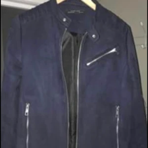 Mörkblå Mockajacka Zara - Mörkblå mockajacka från Zara.  Storlek Small.  Mycket bra skick.  Knappt använd.  Nypris ≈ 700kr