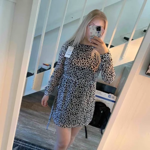  - Säljer denna jättefina klänning från NAKD i storlek 32 då det tyvärr var ett felköp av mig. Endast testad och lapparna är kvar. Helt ny med andra ord! 399 är nypriset 💞 Betalas med Swish och köparen står för frakt 📦 