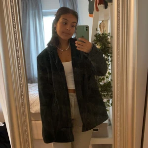 Oversize grön kavaj  - Snygg oversized grön kavaj i sammet. Har aldrig använt den då den är lite lång för mig, är 157. Frakt ingår inte i priser.