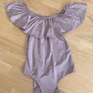  - Body med volang. Material i siden. En aning mörkare än på bilderna!