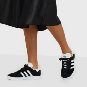 Adidas skor gazelle - Svarta skor från adidas, gazelle i mocka. I storlek 39 1/3. Hör av dig för fler bilder eller frågor.
