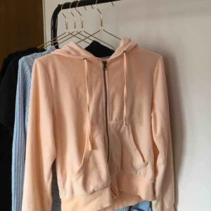  - Supermjuk aprikosfärgad cubuskofta!! Fint skick! Knappt använd.