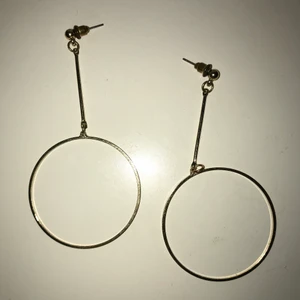 Guldfärgade örhängen - Runda supersnygga lite längre örhängen, guldfärgade. Säljer pga aldrig använt⚡️⚡️💕💕