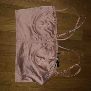  - fin topp från pretty little thing. aldrig använd med lapp fortf kvar. inköpt för 150kr.