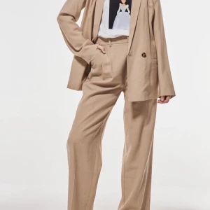 Alma blazer -  👉Tryck på chatta och skriv att du vill köpa. Inget budkrig utan först till kvarn. Betalning sker via Swish.    📦Skickas mot spårbar frakt! Fraktkostnad får du reda på när du vill köpa.