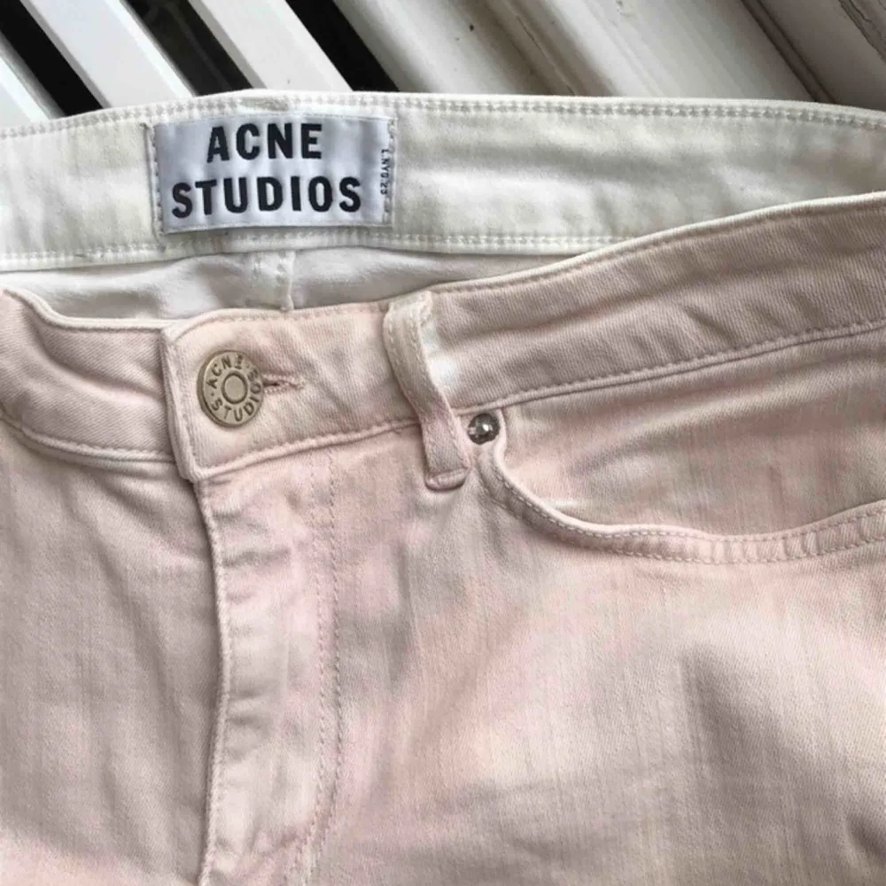 Superbekväma, våriga, pastellrosa, stretchiga slim fit jeans från Acne Studios. 2 500 kr i nypris, säljer för 200 kr, storlek 27 waist 34 length. Kan posta eller mötas upp i Malmö!. Jeans & Byxor.