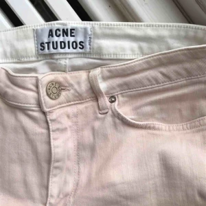  - Superbekväma, våriga, pastellrosa, stretchiga slim fit jeans från Acne Studios. 2 500 kr i nypris, säljer för 200 kr, storlek 27 waist 34 length. Kan posta eller mötas upp i Malmö!