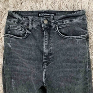  - Häftiga gråa jeans från Zara. Frakt tillkommer!! 
