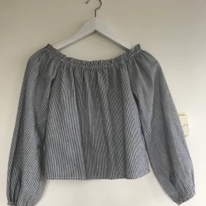 Brandy Melville off shoulder topp - Somrig off shoulder topp i nyskick!🌸🌸 Köparen står får fraken på 30kr. 