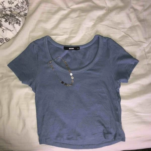  - En fin blå urringad t-shirt som passar SÅ bra till guldsmycken (därav halsbandet i bilden). Nypris: 199kr                             Säljer halsbandet också - titta profilen!!💫