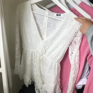 Somrig playsuit från DM Retro - Supersöt playsuit som jag tyvärr växt ur. Den sitter jättefint! Den är onesize men skulle säga att den är storlek xs-s. Den är i mycket bra skick!