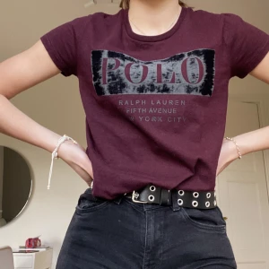 T-shirt från Polo Ralf Lauren storlek S - Vinröd T-shirt med ett ”slitet” tryck på bröstet.Endast använd ett fåtal gånger. Orginalpris 599 men säljer för 300. Diskuterbart med frakt beroende på hur effektiv köparen är