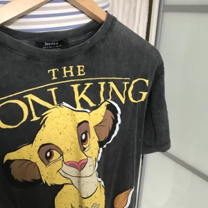 Oversized lejonkungen t-shirt - Super skick! Från bershka💞 frakt tillkommer på 44kr🚙