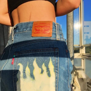 levi’s shorts  - Nyskick, dock är ”flammorna” blekta på, så dem kommer ingenstans. Gylfen är i knappar och storleken är 27. Frakt tillkommer och priset kan diskuteras!