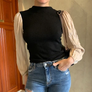 Blus med puffärm - Fin blus från Zara med puffärmar. Frakt på 49kr tillkommer!