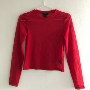 Röd meshtopp - Toppen är genomskinlig så passar med linne under. Använd några få gånger och är i ett bra skick. 