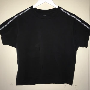Levis t-shirt storlek xs - Svart Levis t-shirt med text på axlarna.