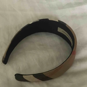  - Jättefint Burberry diadem!! Använt en gång<33 💔❤️💔❤️