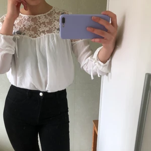 Vit blus - En supersöt blus från Bershka med fina spetsdetaljer. Sitter mer som en storlek S. Endast använd en gång.  Fraktkostnad tillkommer🦋