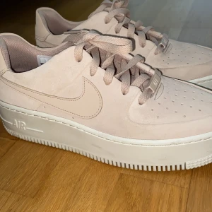 Nike - Rosa Nike skor använda ett fåtal gånger i storlek 40:) pris 500kr