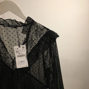 Svart genomskinlig tröja ZARA - Storlek XS, helt ny. Prislappar kvar. Nypris 399kr. 