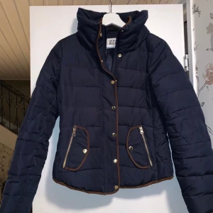 Vero Moda  - Marinblå vinterjacka i storlek M