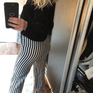 randiga kostym mjukis byxor från monki  - super snygga byxor i storlek S från monki. Så sköna och så snygga. PARFEKTA till sommaren då dom är väldigt tunna