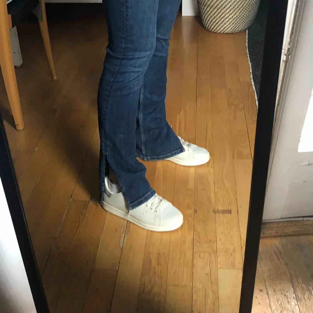 Högmidjade jeans från zara med slits nedtill, väldigt stretchiga och sköna. Använda fåtal gånger! . Jeans & Byxor.