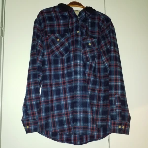 Flanellskjorta med huva - Mysig flanellskjorta med huva från beyond retro