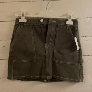 Grön jeanskjol - Fin grön jeanskjol från pacsun, köptes i usa förra året men aldrig använd (prislapp kvar) passar en xs/s