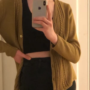 gul kofta - gullig senapsgul kofta från indiska. bra skick, lite nopprig på vissa ställen men inte så märkbart. säljer eftersom den är lite för stor för mig. köpare står för frakt🤓