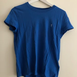 & other stories tshirt - En blå tshirt från & other stories. Bara använd ett fåtal gånger så i bra skick. Storlek 38 som motsvarar en S