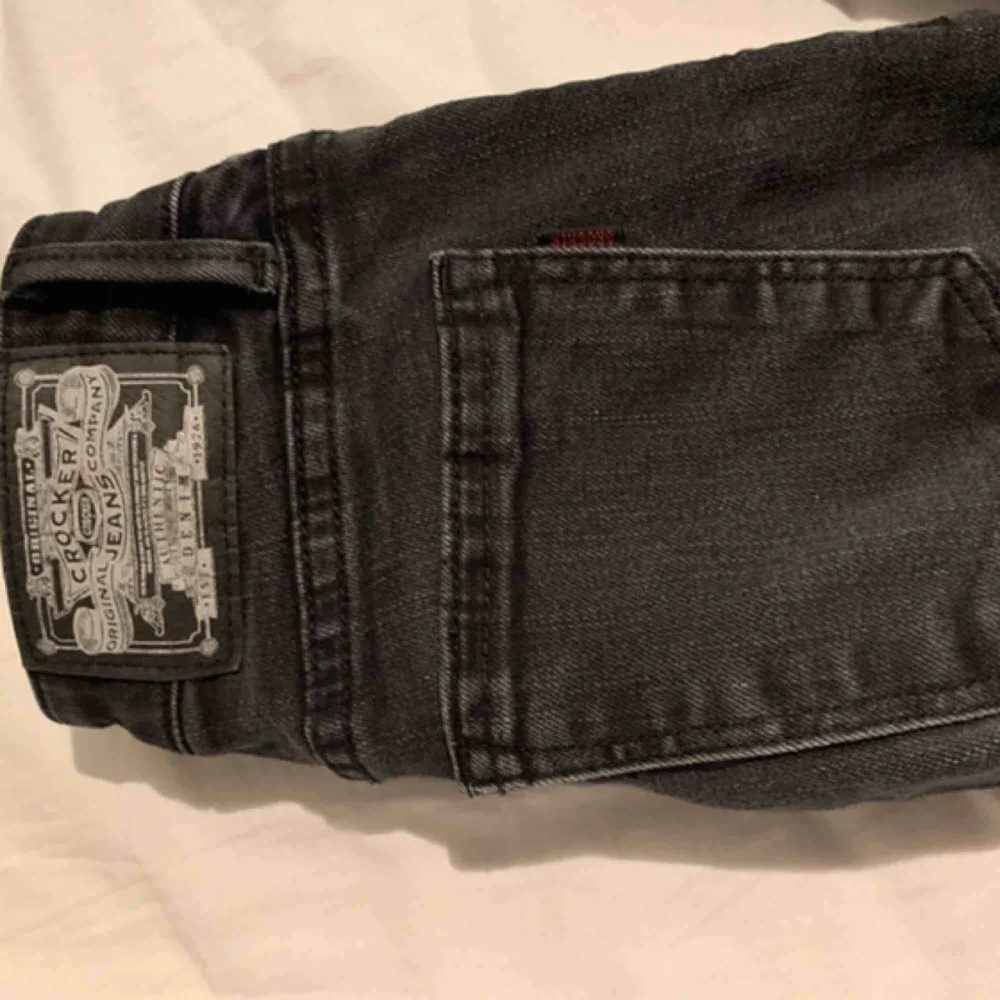 Fina bootcut jeans från Jc. När jag köpte dom var dom lite långa så vi sydde upp dom så det blev som 25/30 men från början 25/32. dom passar någon från ca 160-165. Pris 150kr+ev frakt Dom har bleknat lite i tvätten men fina i skicket!. Jeans & Byxor.