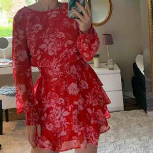 Så himla fin och somrig klänning ifrån Ginatricot i storlek 40🌸🌺🌹 Frakten är 60 kr och den står köparen för!☺️