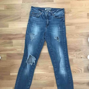  - Slitna jeans från Noisy may! Storlek 38