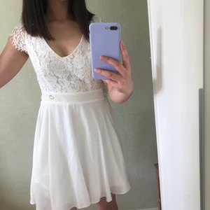 Vit klänning  - En snygg vit klänning i fint material från Bubbleroom som är öppen i ryggen. Använd en gång under skolavslutning och då väldigt sparsamt använd. 