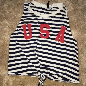 Topp från H&M strl. Xs - Söt topp från H&M i strl xs. 10kr +porto