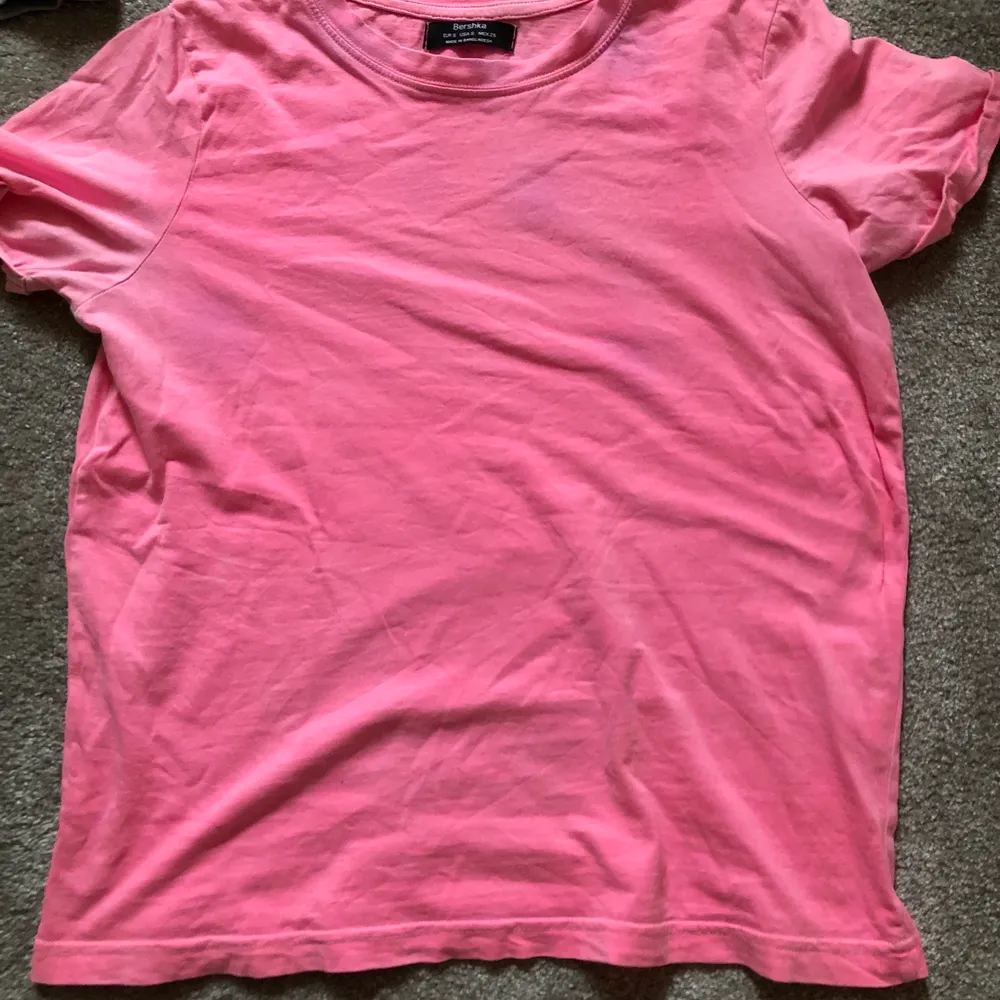 Snygg rosa färg och sitter snyggt oversized. Köpt på bershka. Använd få gånger. . T-shirts.