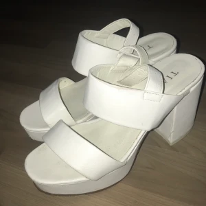 Tiamo Vita Klackskor - Skorna är ungefär 1 år gamla, använda 2 gånger för festtilfällen. Storlek 36, sitter perfekt. Skulle till och passa en med storlek 35,5. Sköna att gå i, inga obehagligheter. Orginal pris 600kr. Finns små slitna bitar, inget märkvärdigt.