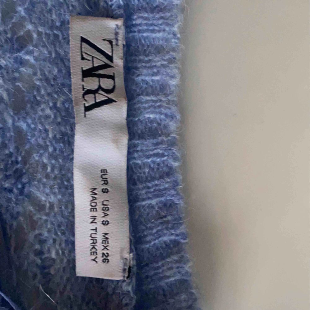 As snygg blå stickad tröja från zara som jag bara har använt 2-3 gånger, den är as cool och snygg, har storlek S i den 💕💕. Stickat.
