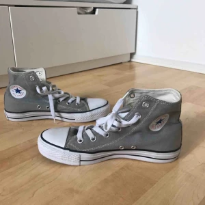  - Säljer mina knappt använda converse! Köpte dem nya på plick och dem är tyvärr för små. (Storlek 39) 