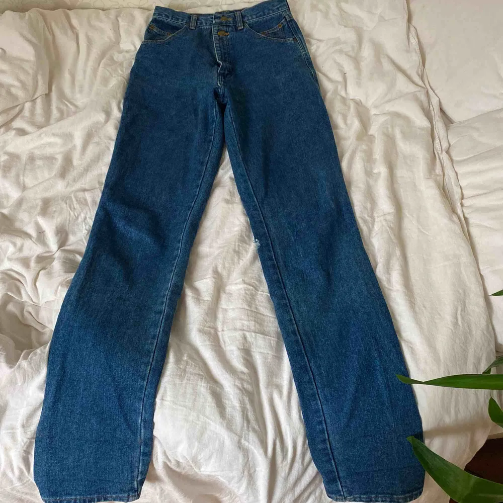 Ett par riktigt coola raka jeans som jag köpt på beyond retro! Det är märket Wrangler, med olika detaljer där det står silver lake. Inga fickor där bak vilket är skitsnyggt!! Frakt tillkommer, fler intresserade= högsta bud. Jeans & Byxor.