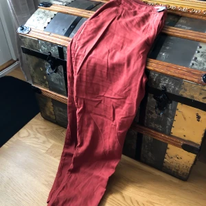 Linnebyxor från asos - Kopparröda linnebyxor från Asos. Säljes pga passar ej mig längre. Kan därför dessvärre inte visa bild med dem på mig. Är 160 och de sitter ankellånga på mig