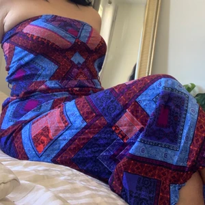 SOMMARKLÄNNINGAR  - En sommarklänning som ej kommer till användning. Väldigt bekväm och fri. Har använts ungefär 4 gånger. Frakt ingår ej 😇